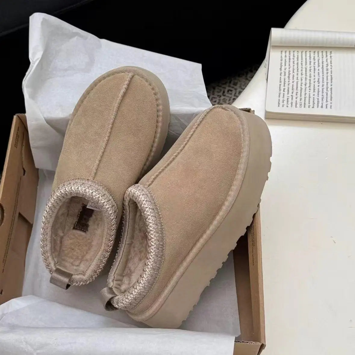 Pantoufles chaudes pour femmes, Mules à plateforme pelucheuse caramel, hauteur de levage confortable, diapositives intérieures et extérieures, garniture rouge, automne hiver 2025