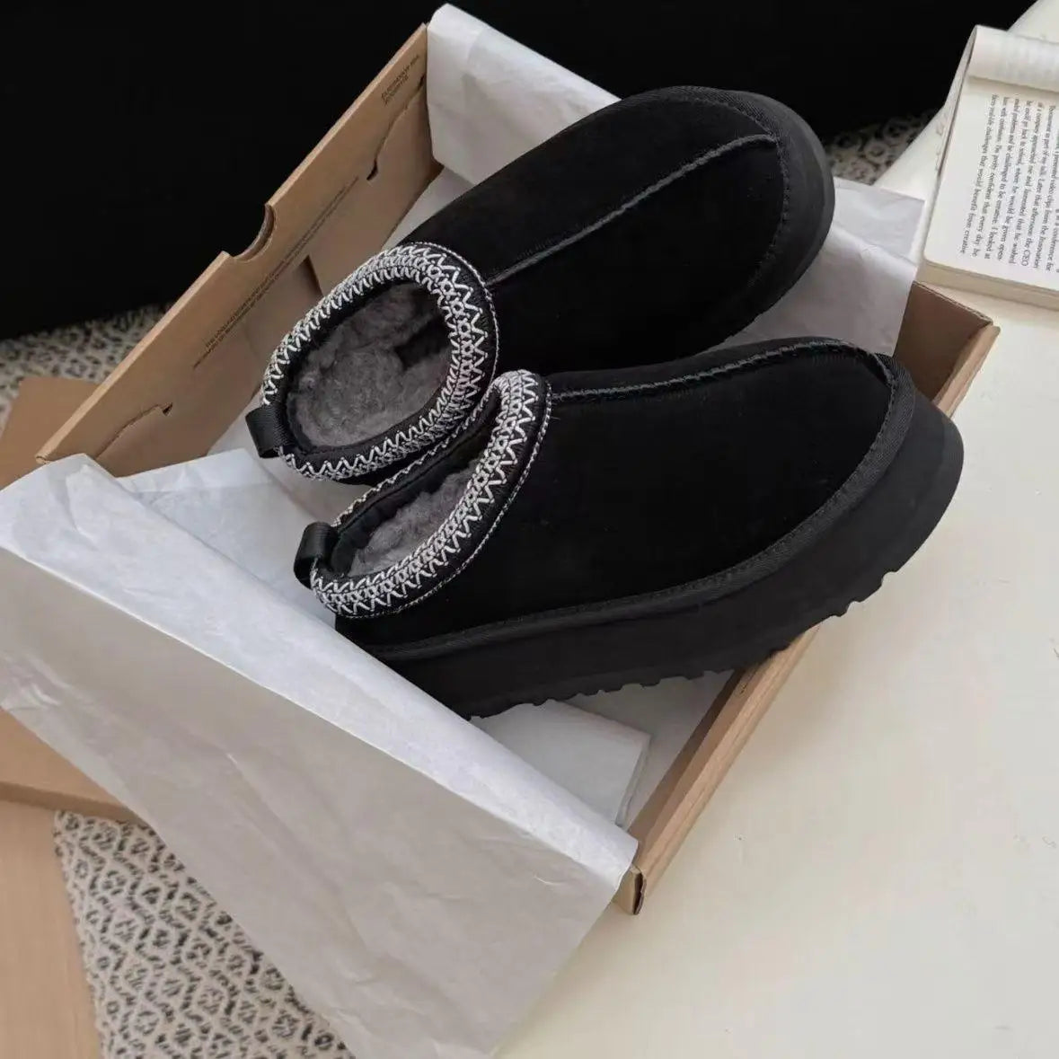 Pantoufles chaudes pour femmes, Mules à plateforme pelucheuse caramel, hauteur de levage confortable, diapositives intérieures et extérieures, garniture rouge, automne hiver 2025