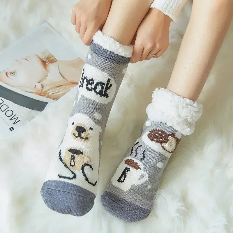 Cadeau de noël pantoufle chaussettes femmes thermique hiver chaud en peluche antidérapant poignée dormir sol chaussette courte floue moelleux femme dessin animé